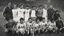 Finálové utkání olympijského fotbalového turnaje mezi ČSSR a NDR. Na snímku je Rostislav Václavíček vlevo ve druhé řadě.