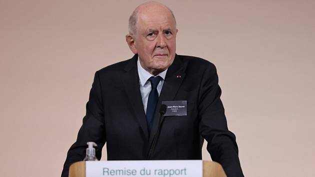 Jean-Marc Sauvé, předseda komise, která vyšetřovala zneužívání dětí francouzskou katolickou církví na tiskové konferenci 5. října 2021