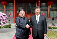 Čínský prezident Si Ťin-pching (vpravo) a severokorejský vůdce Kim Čong-un při setkání v Pekingu 27. března 2018.