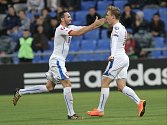 Bořek Dočkal (vpravo) se raduje s Tomášem Sivokem z gólu proti Kazachstánu.