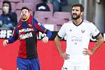 Fotbalista Barcelony Lionel Messi (vlevo) po vstřelení gólu v Pamploně v utkání 11. kola španělské ligy