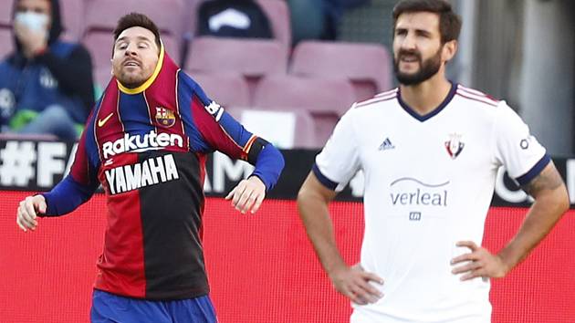 Fotbalista Barcelony Lionel Messi (vlevo) po vstřelení gólu v Pamploně v utkání 11. kola španělské ligy
