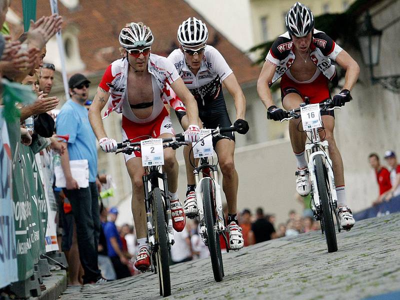 Florian Vogel (vlevo) a Jaroslav Kulhavý (uprostřed) svédějí boj o první místo v závodu Pražské schody.