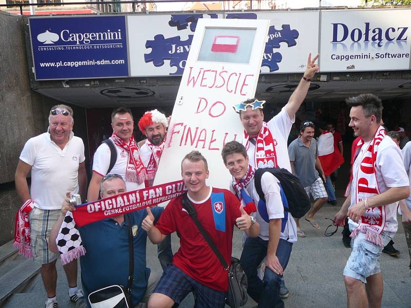 Třetí vítěz společné soutěže Oficiálního fanclubu české reprezentace a Deníku „Fandím nároďáku!“ Daniel Javorský a jeho otec Petr Javorský cestovali na Euro na rozhodující zápas českých fotbalistů s Polskem.