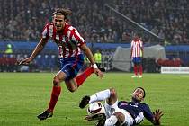 Diego Forlan (vlevo) z Atletika Madrid v souboji s Clintem Dempsey z Fulhamu.