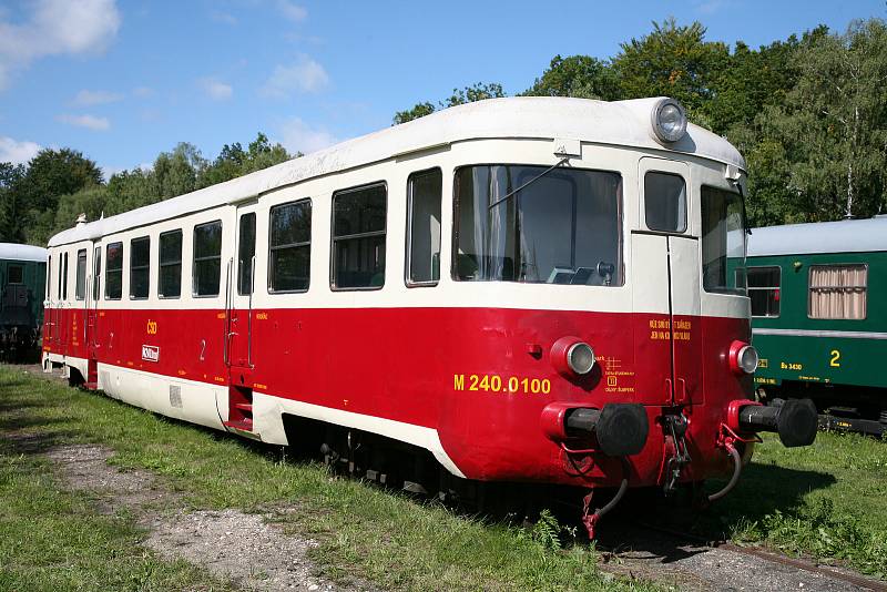 V Muzeu Českých drah v Lužné u Rakovníka se můžete pokochat pohledem na mnoho nablýskaných parních lokomotiv z různých období, ale také motorových vozů nebo dieselových lokmotiv.