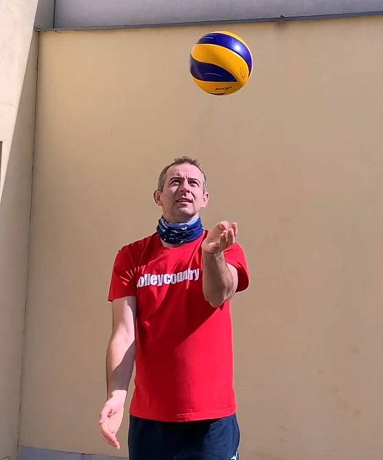 Bývalý volejbalový reprezentant Jiří Popelka ukazuje čtenářům Deníku zábavná cvičení.
