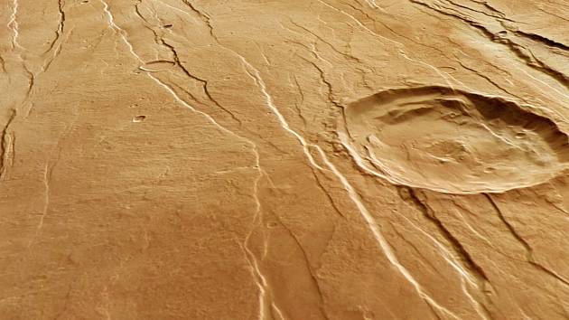 Planeta Mars ukázala svou další tvář: pohled na prohlubeň Tantalus Fossae ve skutečných barvách, ze šikmé perspektivy