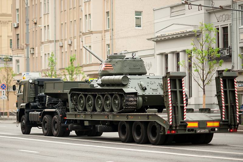 Podle amerického autora Stevena Zalogy byl tank T-34 v době svého vzniku nejlepším ve své třídě na světě. Stroj z přelomu 30. a 40. let dokázaly překonat až novější německé tanky Panther nebo americký M26 Pershing.