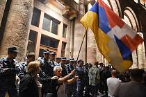 Arménští policisté hlídají vchod do vládní budovy během střetů s demonstranty v centru Jerevanu. Protestující vyzývajícími arménského premiéra k rezignaci