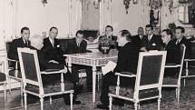 Vojmír Srdečný na návštěvě u prezidenta E. Beneše v roce 1946 spolu s delegací studentů postižených represemi 17.11.1939 (první zprava)