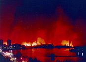  Hořící ropná rafinérie v Novim Sadu po vzdušném úderu NATO v roce 1999