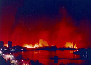  Hořící ropná rafinérie v Novim Sadu po vzdušném úderu NATO v roce 1999