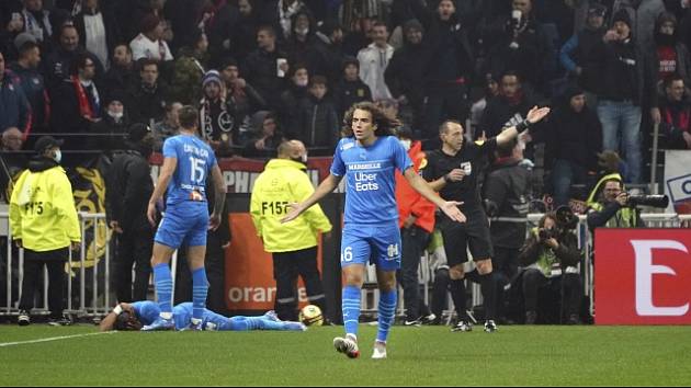 Francouzský fotbalista Dimitri Payet se po zásahu lahví do hlavy skácel na zem.