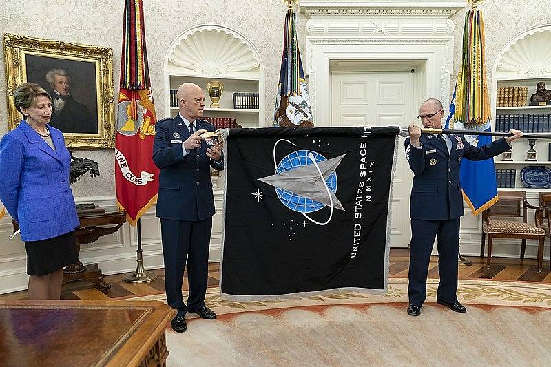 V Oválné pracovně je v roce 2020 odhalena vlajka Vesmírných sil USA.