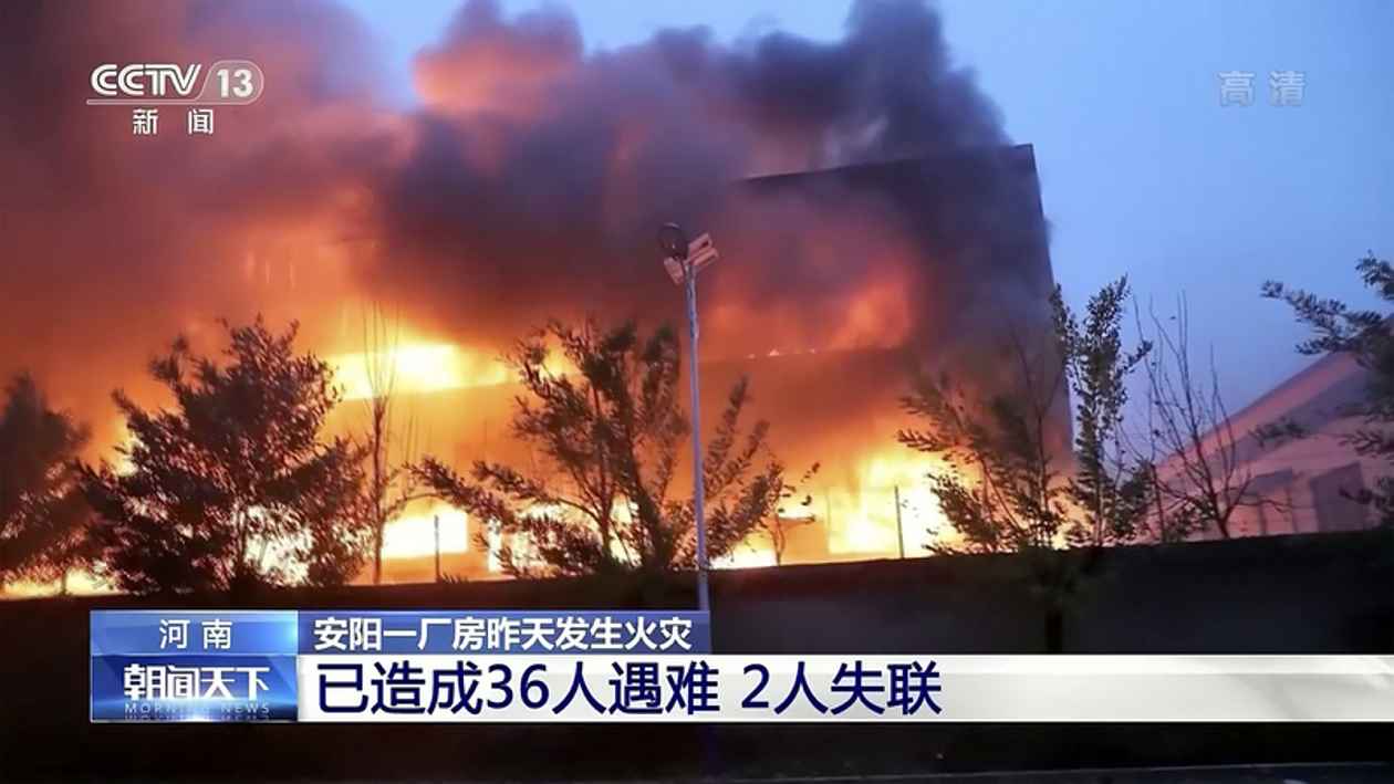 Fabriku v centrální Číně zachvátily plameny. O život přišlo nejméně 36 lidí