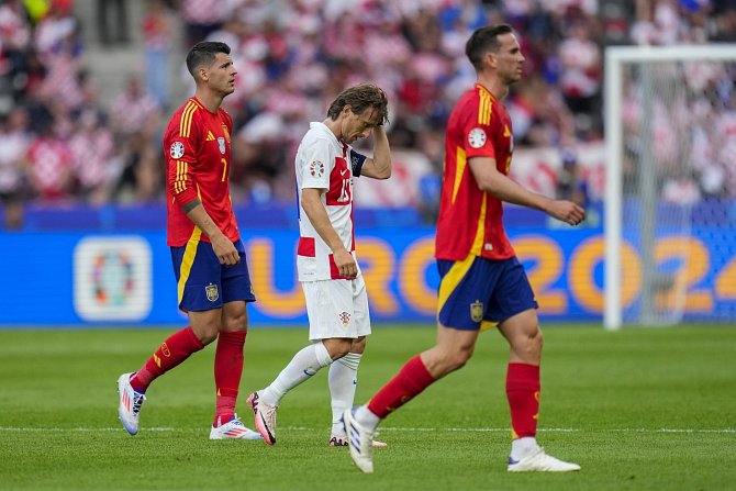 Chorvatský kapitán Luka Modrić v utkání ME se Španělskem.