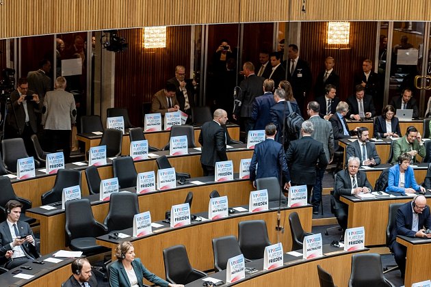 Poslanci rakouských Svobodných dramaticky odešli ze sálu při videoprojevu ukrajinského prezidenta Volodymyra Zelenského.
