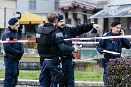 Ozbrojení policisté na ulici ve Vídni den po střeleckém útoku v centru rakouské metropole