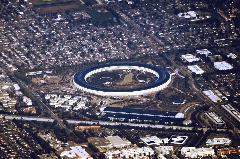 Sídlo firmy Apple ve městě Cupertino v Kalifornii. Zatím je ve výstavbě.