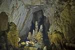 Jeskyně Son Doong tvoří největší podzemní sál na světě. A možná je ještě rozsáhlejší, než se čekalo