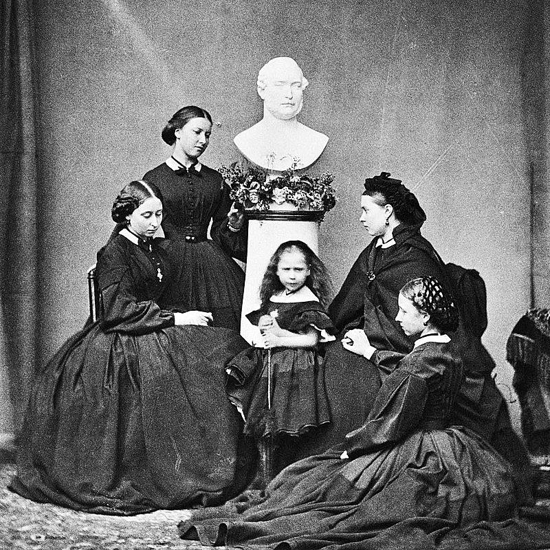 Britská Královská princezna a německá císařovna Viktorie s mladšími sestrami truchlí po smrti jejich otce.