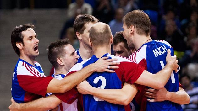 Čeští volejbalisté se radují v zápase s Bulharskem.