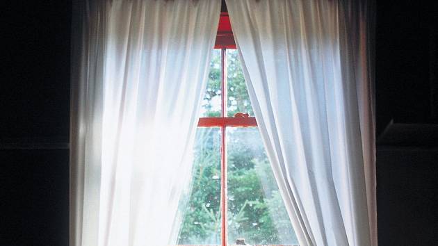 sklenka obilí veřejnost vitrážové záclony v interiéru tyran Pence Tramvaj