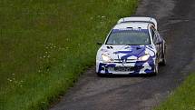 Rally Bohemia, pátý závod seriálu Mistrovství České republiky v rally, odstartoval 1. července. Na snímku Štěpán Vojtěch a spolujezdec Michal Ernst s vozem Peugeot 206 WRC na páté rychlostní zkoušce - Zlatá.