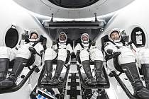 Členové mise Crew-1 při tréninku před startem do vesmíru.