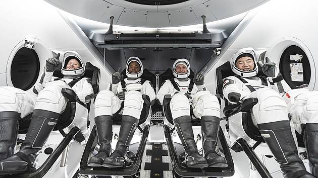 Členové mise Crew-1 při tréninku před startem do vesmíru.