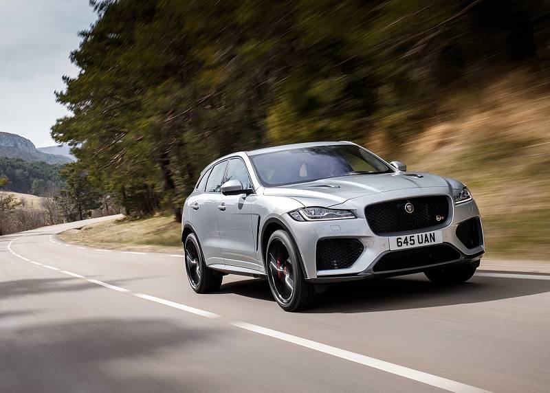 Jaguar F-Pace SVR. 0-100 km/h za 4,3 s. Maximální rychlost 283 km/h. Cena: 2 657 039 Kč.