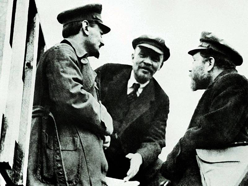 Někdejší trojice spojenců Lev Trockij, Vladimír Iljič Lenin a Lev Kameněv v Moskvě. Po Leninově smrti se Kameněv a Trockij nakonec dostali proti sobě
