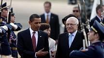 Baracka Obamu přivítal na ruzyňském letišti Václav Klaus