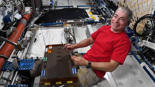Americký astronaut Mark Vande Hei na Mezinárodní vesmírné stanici.