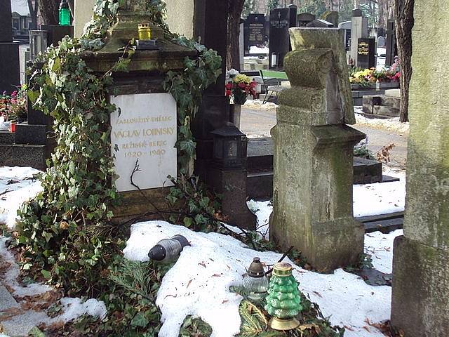 Hrob herce Václava Lohniského na pražských Olšanech zapadaný sněhem. Dá si říci, že sníh byl herci osudný