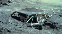 Co dokáže sopečný prach. Takhle dopadlo auto po výbuchu sopky Mount St. Helens v roce 1980. Vůz stál v době erupce 16 kilometrů od sopky, zemřel v něm jeden člověk.