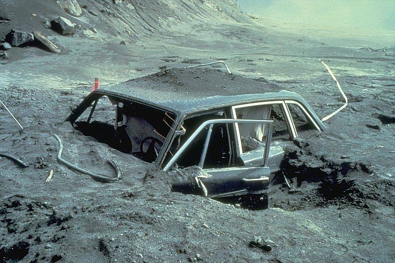 Co dokáže sopečný prach. Takhle dopadlo auto po výbuchu sopky Mount St. Helens v roce 1980. Vůz stál v době erupce 16 kilometrů od sopky, zemřel v něm jeden člověk.