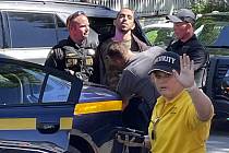 Muž zatčený na místě útoku na britského spisovatele Salmana Rushdieho v americkém městečku Chautauqua, 12. srpna 2022