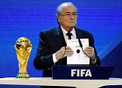 Předseda FIFA Blatter se jmenovkou pořadatele fotbalového MS 2018 - Ruskem. 