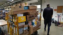 Předvánoční nápor zažívají zaměstnanci a doručovatelé pošty rozvážející balíky z depa v brněnské části Lesná. V nejhorším dni očekávají až deset tisíc zásilek