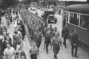 Po nástupu k moci měl Hitler s německou armádou špatné vztahy, protože její velitele děsily Hitlerovy bojůvky SA (na snímku jednotka SA v Berlíně v roce 1932).