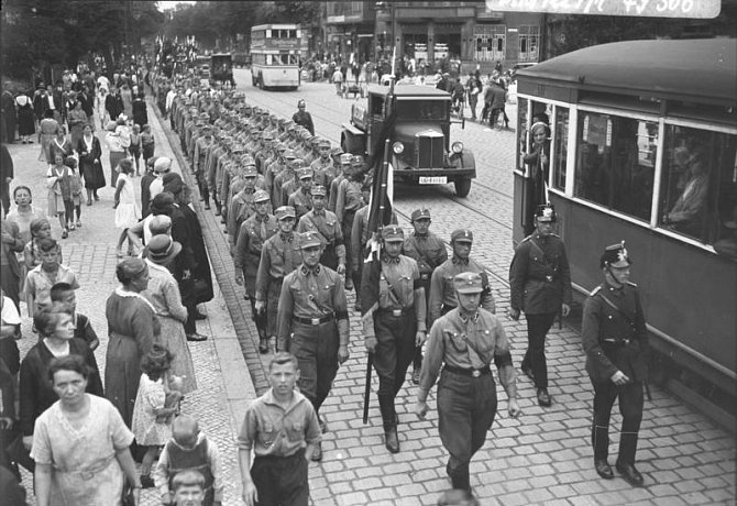 Po nástupu k moci měl Hitler s německou armádou špatné vztahy, protože její velitele děsily Hitlerovy bojůvky SA (na snímku jednotka SA v Berlíně v roce 1932).