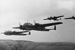 Německé bombardéry Dornier Do 17, které 15. září 1940 čelily nad jižním Londýnem agresivnímu čelnímu protiútoku britských hurikánů
