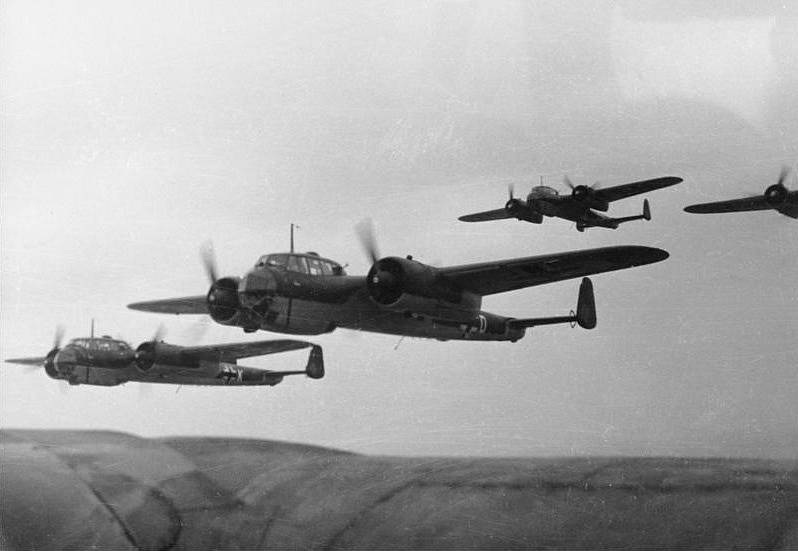 Německé bombardéry Dornier Do 17, které 15. září 1940 čelily nad jižním Londýnem agresivnímu čelnímu protiútoku britských hurikánů