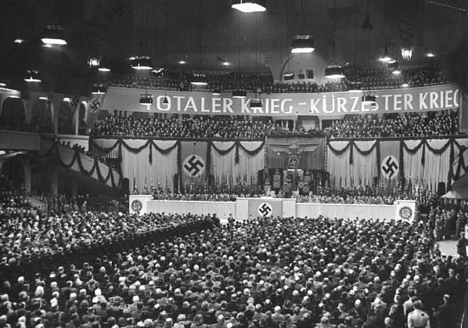 Říšský ministr propagandy Joseph Goebbels vyhlašuje 18. února 1943 totální mobilizaci Německa