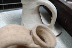 Římská keramika objevená při archeologických vykopávkách ve Fleet Marston, Anglie.