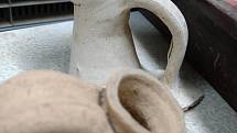 Římská keramika objevená při archeologických vykopávkách ve Fleet Marston, Anglie.