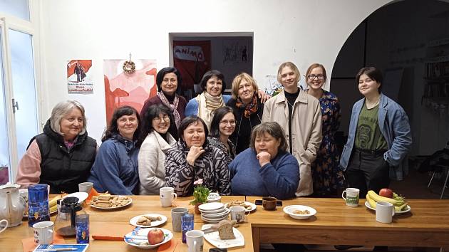 Ukrajinské ženy s dobrovolnicemi na pražských Vinohradech.