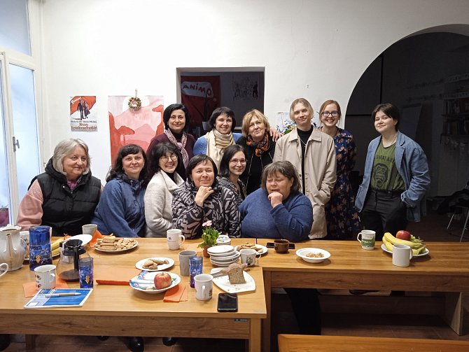 Ukrajinské ženy s dobrovolnicemi na pražských Vinohradech.